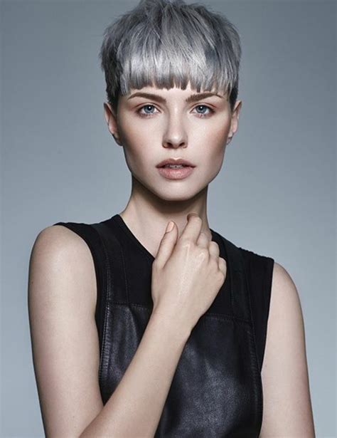 8 idées de coupe courte pour femme avec cheveux gris